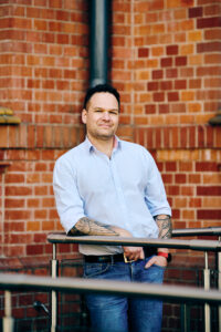 Zdjęcie portretowe Jakuba Kobylińskiego, prezesa Fundacji EduKABE. Fot. Agnieszka Cytacka.